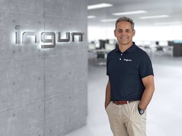Armin Karl, Geschäftsführer von INGUN, neben dem INGUN Logo